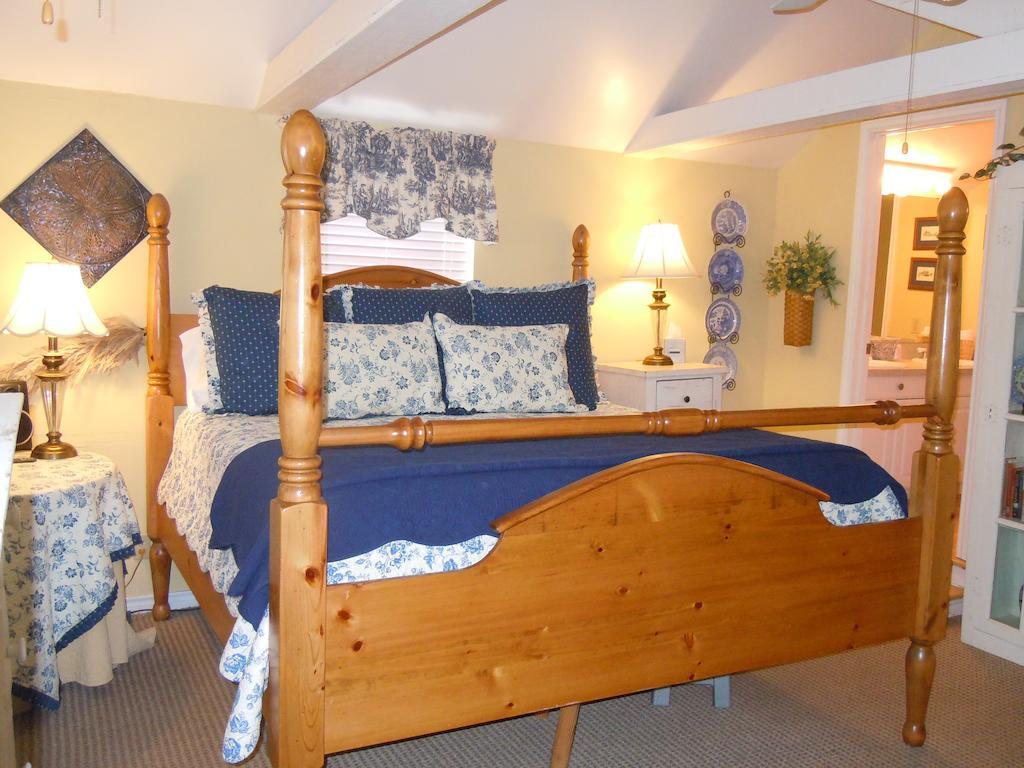 Carriage House Fredericksburg Bed & Breakfast Room photo