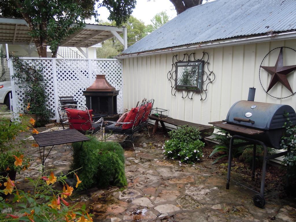 Carriage House Fredericksburg Bed & Breakfast Exterior photo