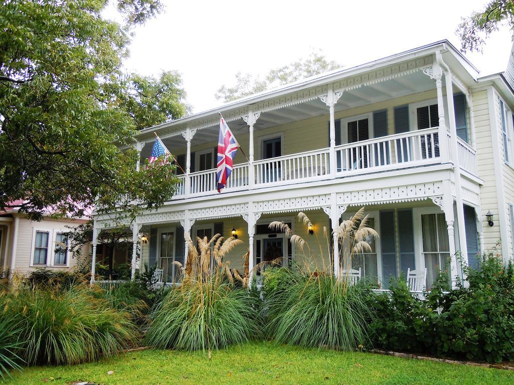 Carriage House Fredericksburg Bed & Breakfast Exterior photo