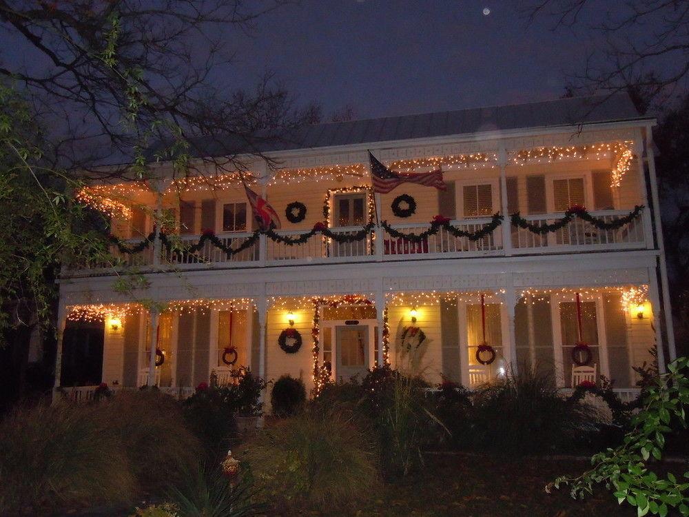 Carriage House Fredericksburg Bed & Breakfast Exterior photo