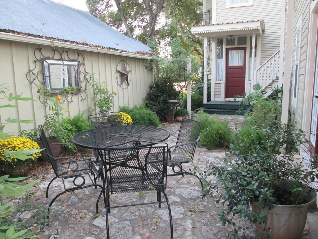 Carriage House Fredericksburg Bed & Breakfast Exterior photo