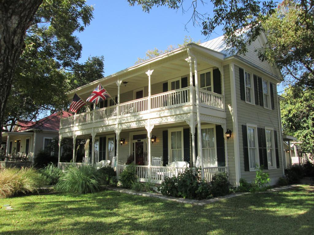 Carriage House Fredericksburg Bed & Breakfast Exterior photo
